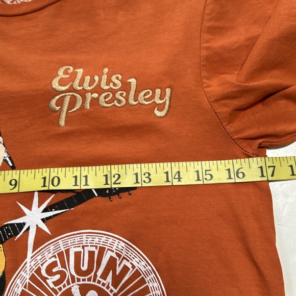 Elvis Presley Singing Graphic Tee - Picture 6 of 9